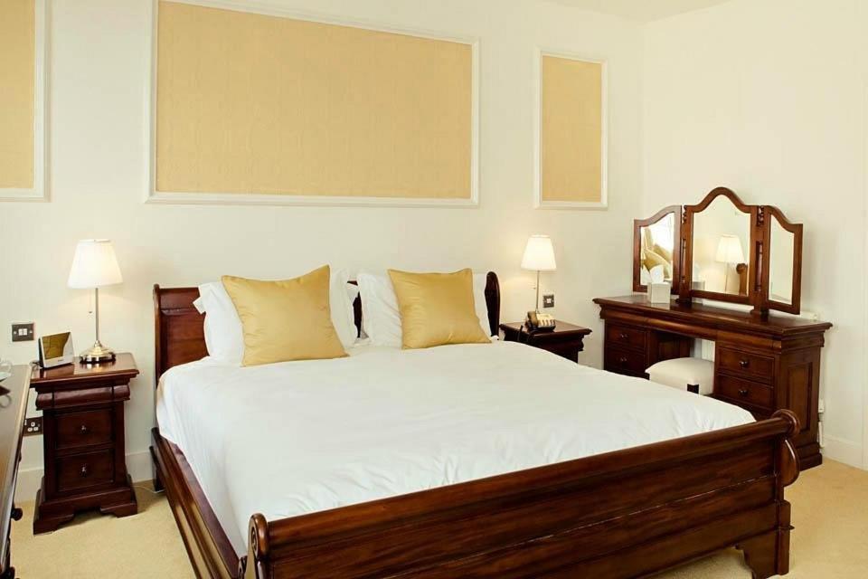 Kings Arms Hotel 比斯特 外观 照片